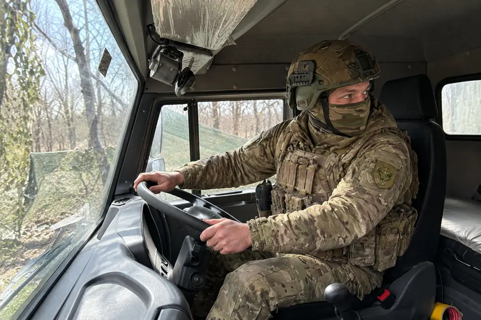 Военный водитель за рулём автомобиля