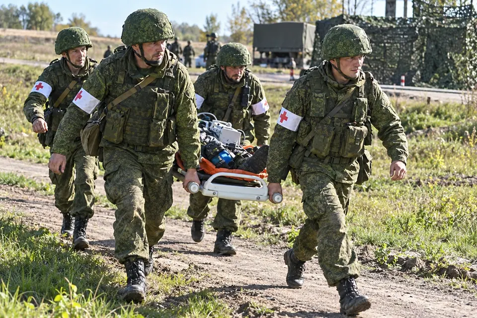 Военные медики эвакуируют пострадавшего