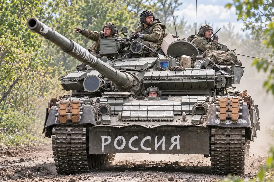 Экипаж танка на марше